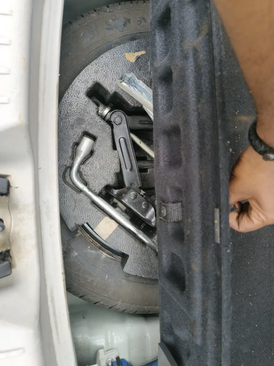 2019 Mahindra XUV300 W6 1.2 PETROL, Petrol, Manual, 50,879 km, tyre