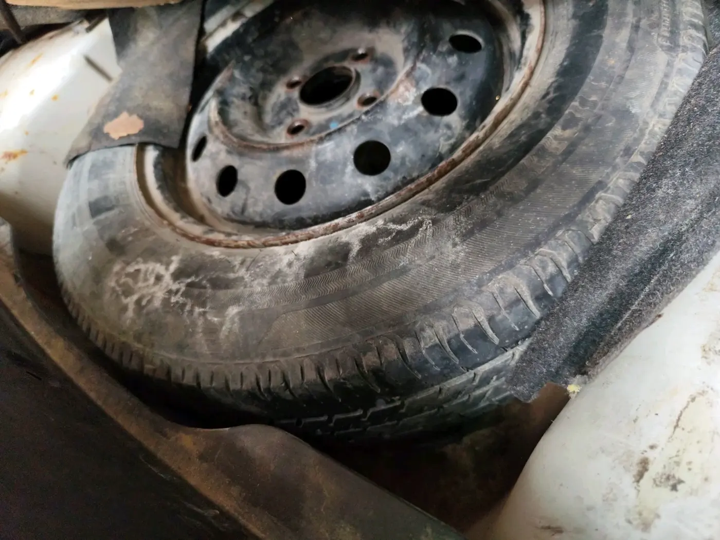 2013 Maruti Swift Dzire VXI, CNG, Manual, 74,548 km, tyre