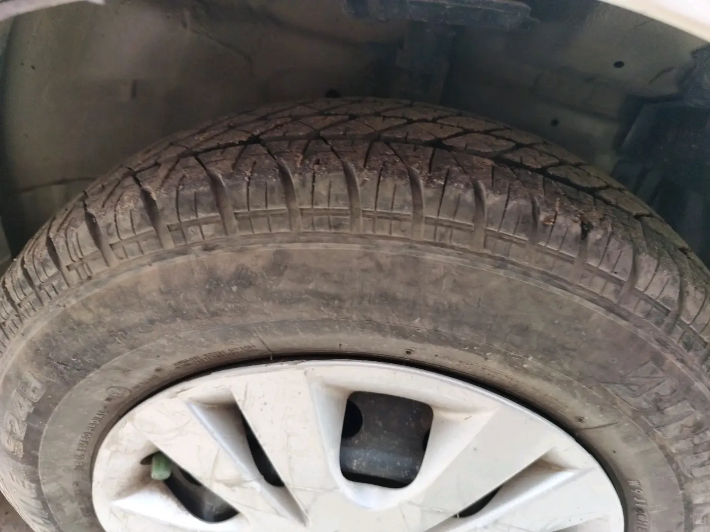 2013 Maruti Swift Dzire VXI, CNG, Manual, 74,548 km, tyre