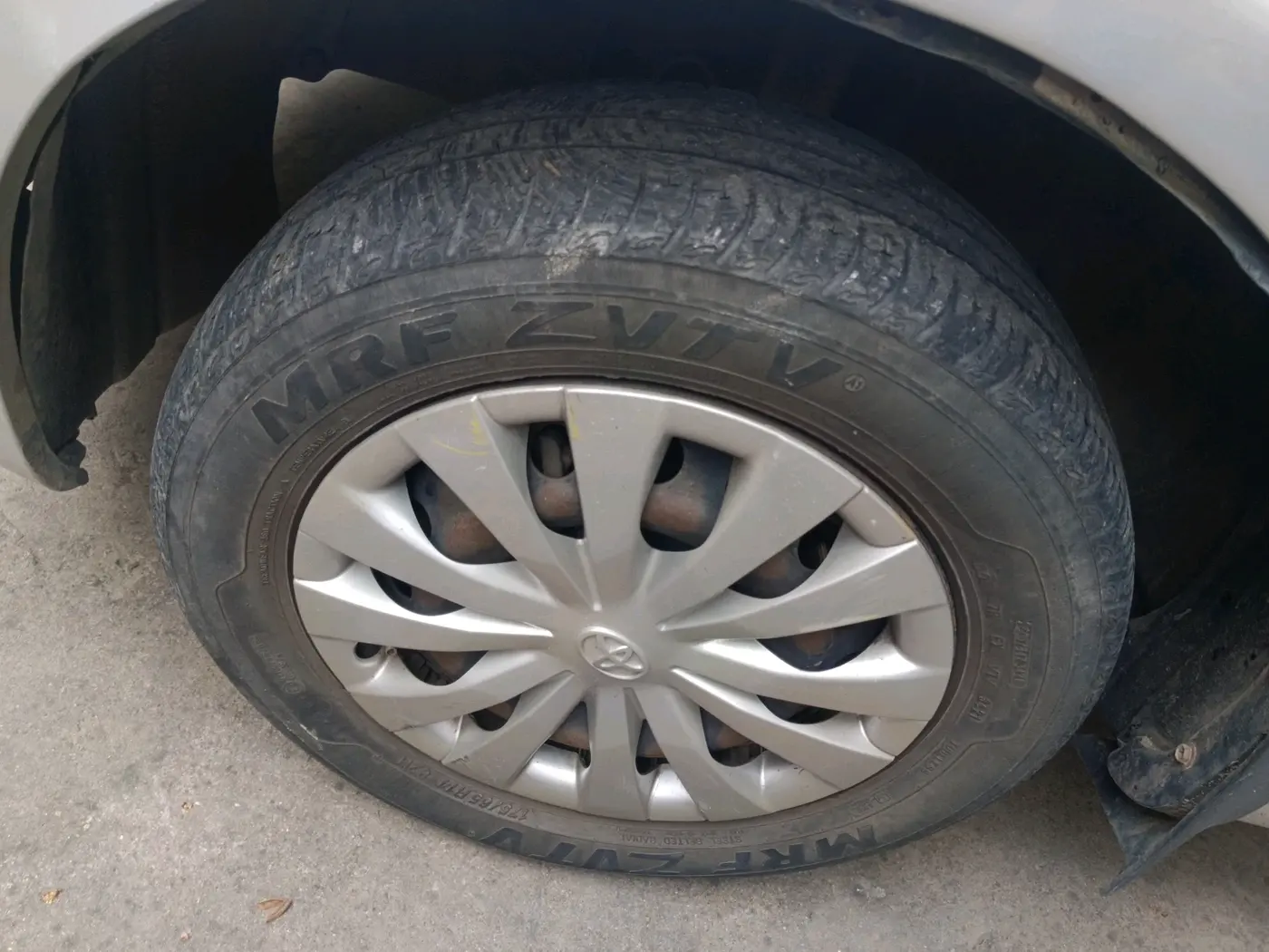 2012 Toyota Etios G, Petrol, Manual, 1,50,184 km, tyre