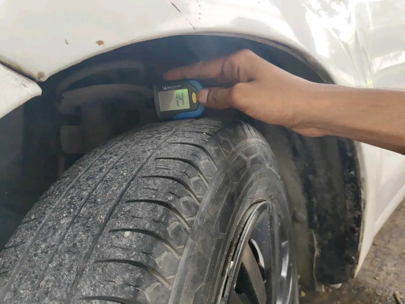 2017 Maruti Dzire LXI, CNG, Manual, 98,400 km, tyre