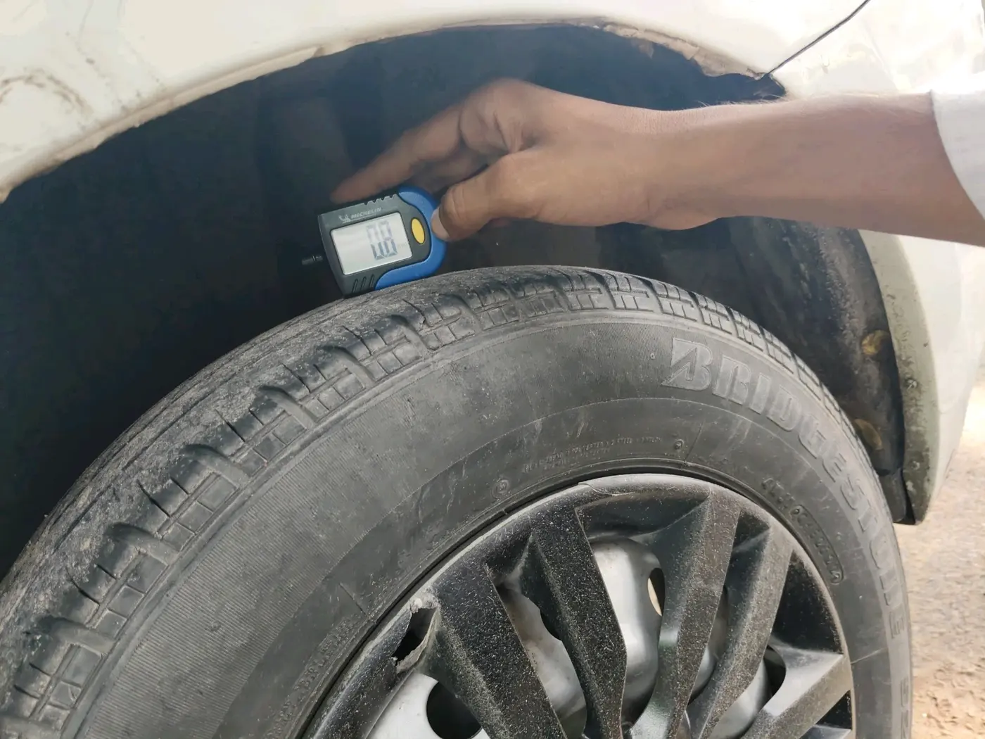 2017 Maruti Dzire LXI, CNG, Manual, 98,400 km, tyre