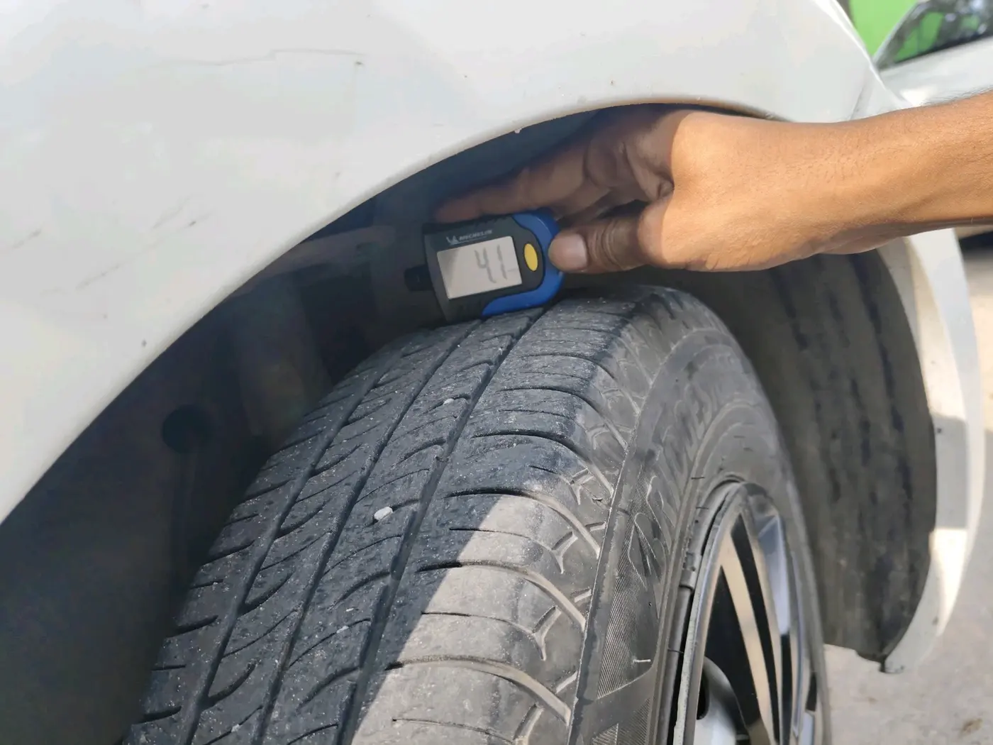 2017 Maruti Dzire LXI, CNG, Manual, 98,400 km, tyre