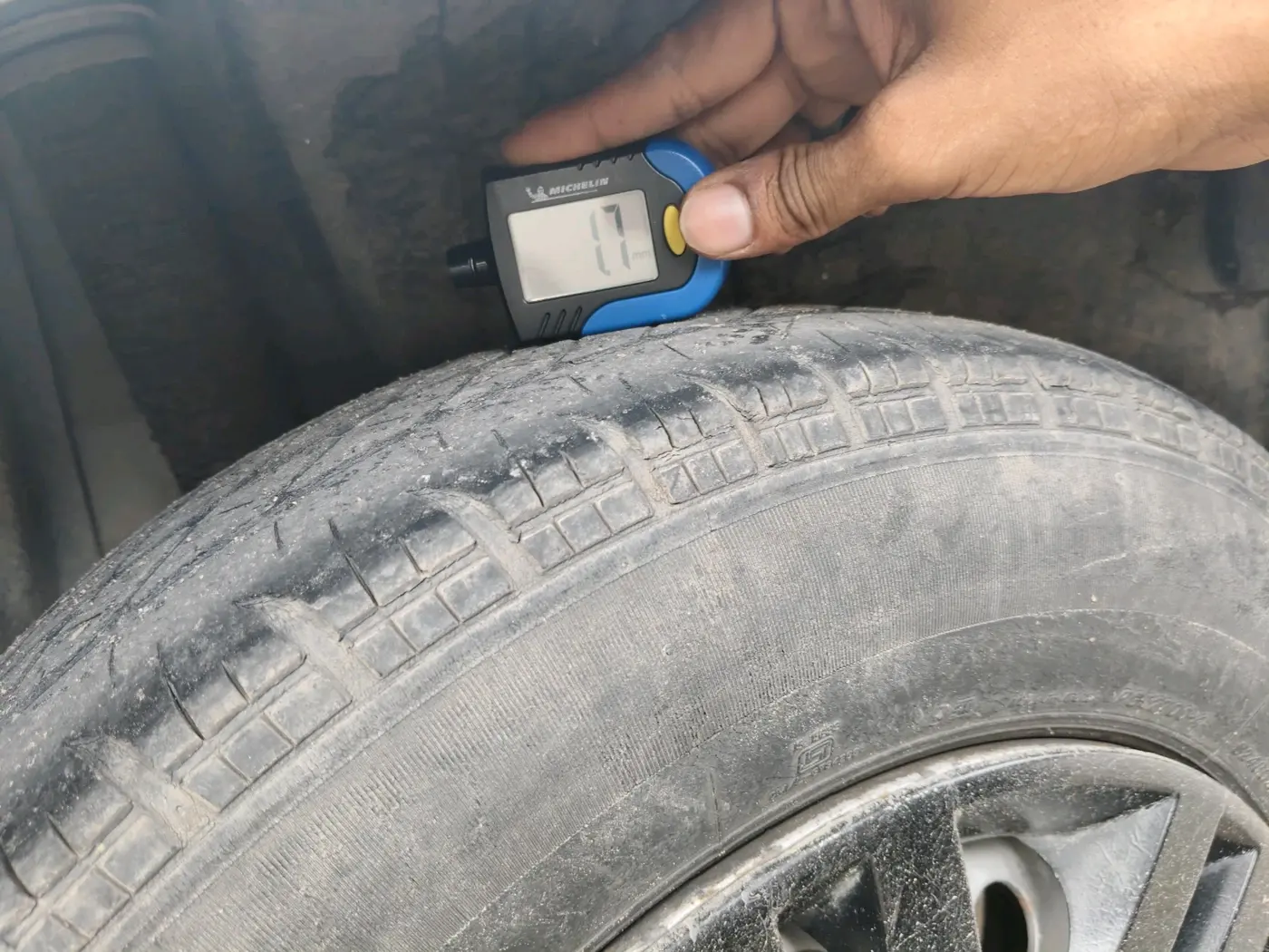 2017 Maruti Dzire LXI, CNG, Manual, 98,400 km, tyre