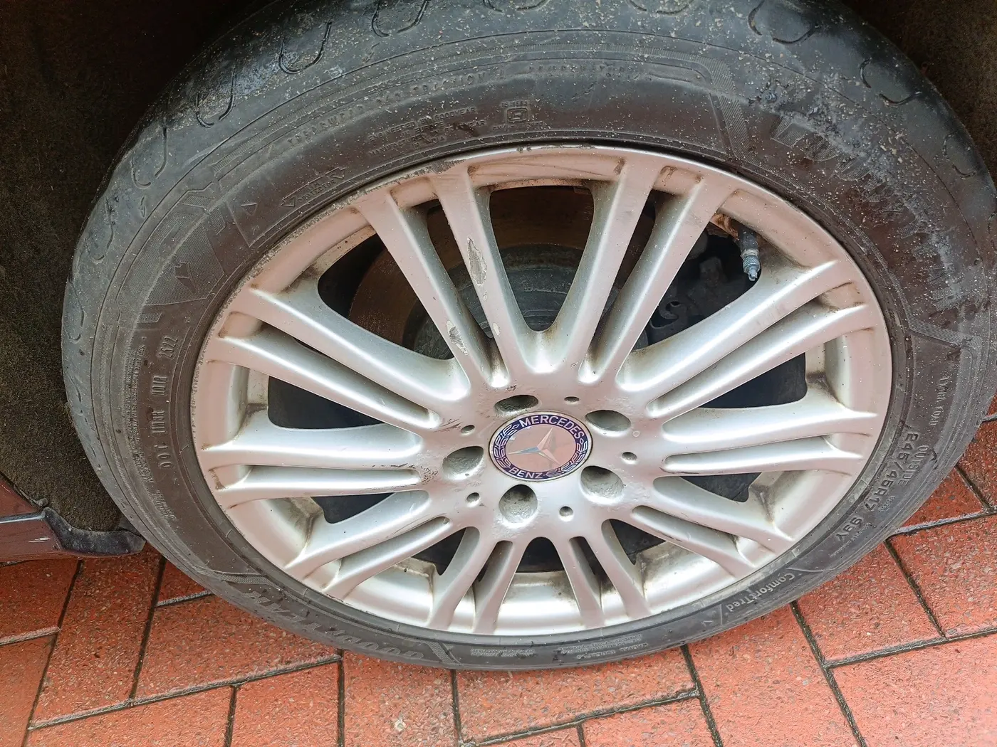 2011 Mercedes Benz E Class 200 ELEGANCE, Petrol, Automatic, 1,05,929 km, tyre