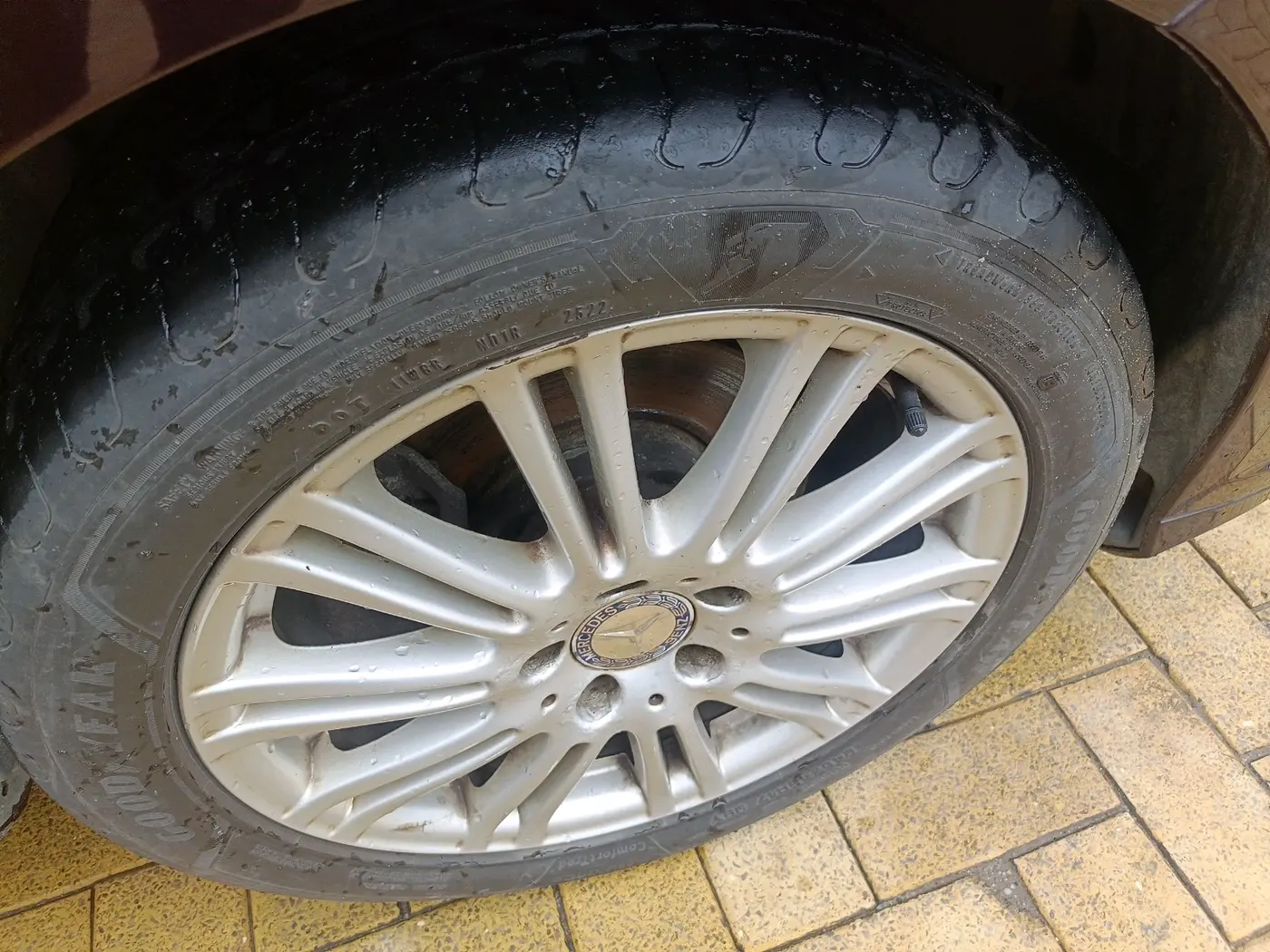 2011 Mercedes Benz E Class 200 ELEGANCE, Petrol, Automatic, 1,05,929 km, tyre