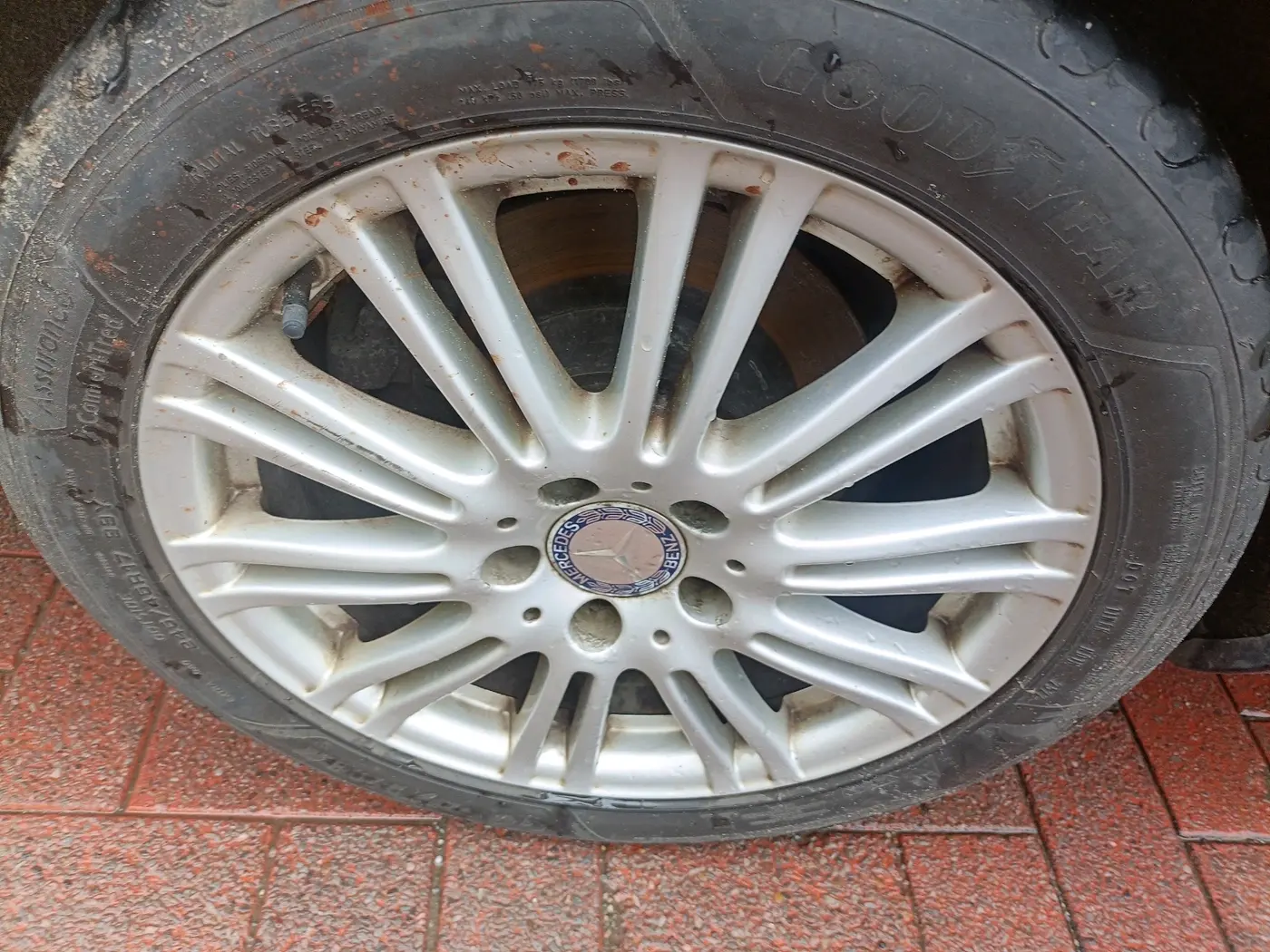 2011 Mercedes Benz E Class 200 ELEGANCE, Petrol, Automatic, 1,05,929 km, tyre