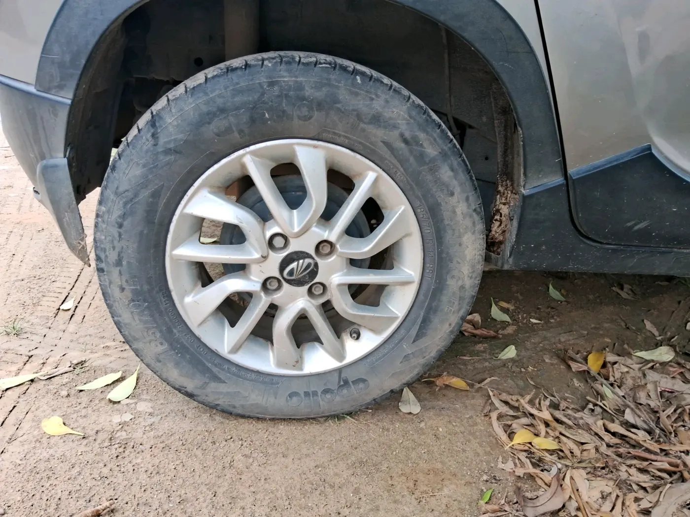 2017 Mahindra Kuv100 K6 D 6 STR, Diesel, Manual, 1,18,660 km, tyre