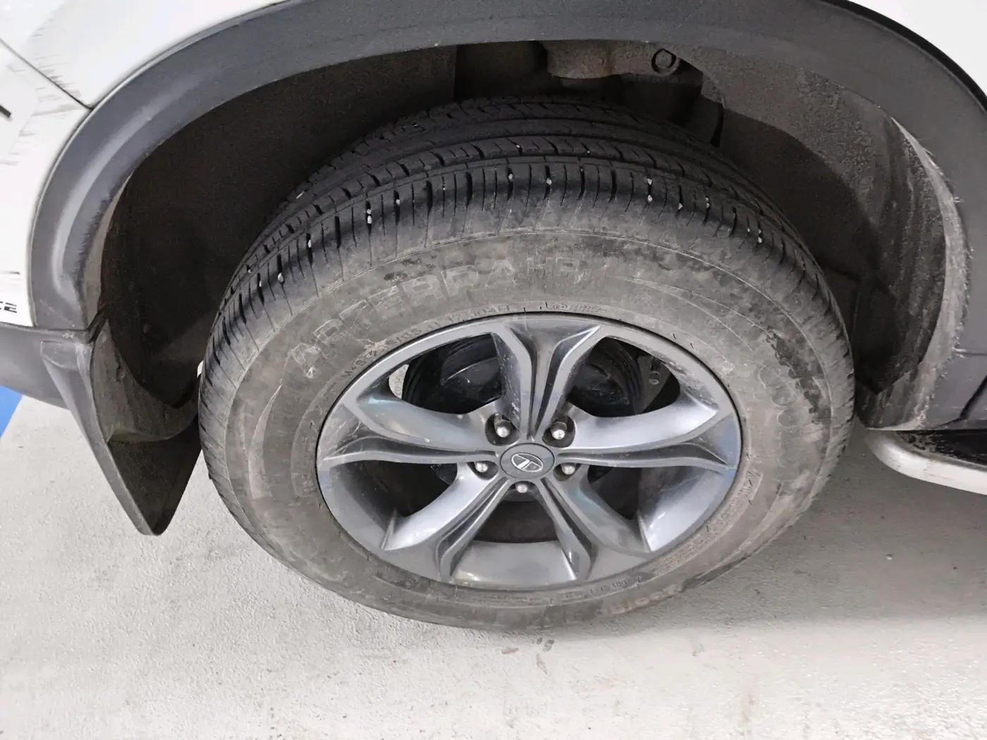 2021 Tata Harrier XTA 2.0L KRYOTEC PLUS, Diesel, Automatic, 42,253 km, tyre