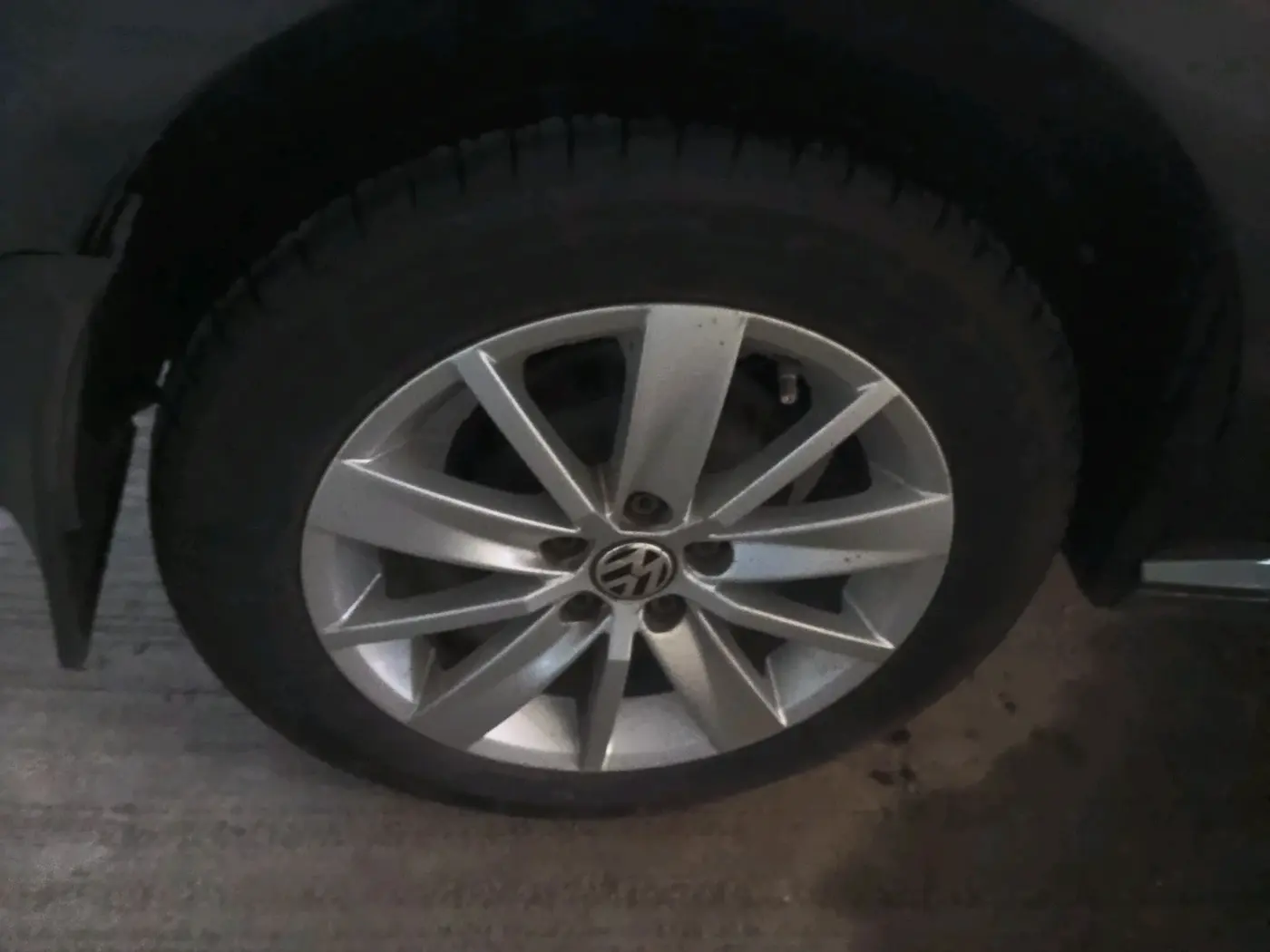 2014 Volkswagen Polo HIGHLINE1.5L, Diesel, Manual, 1,42,844 km, tyre