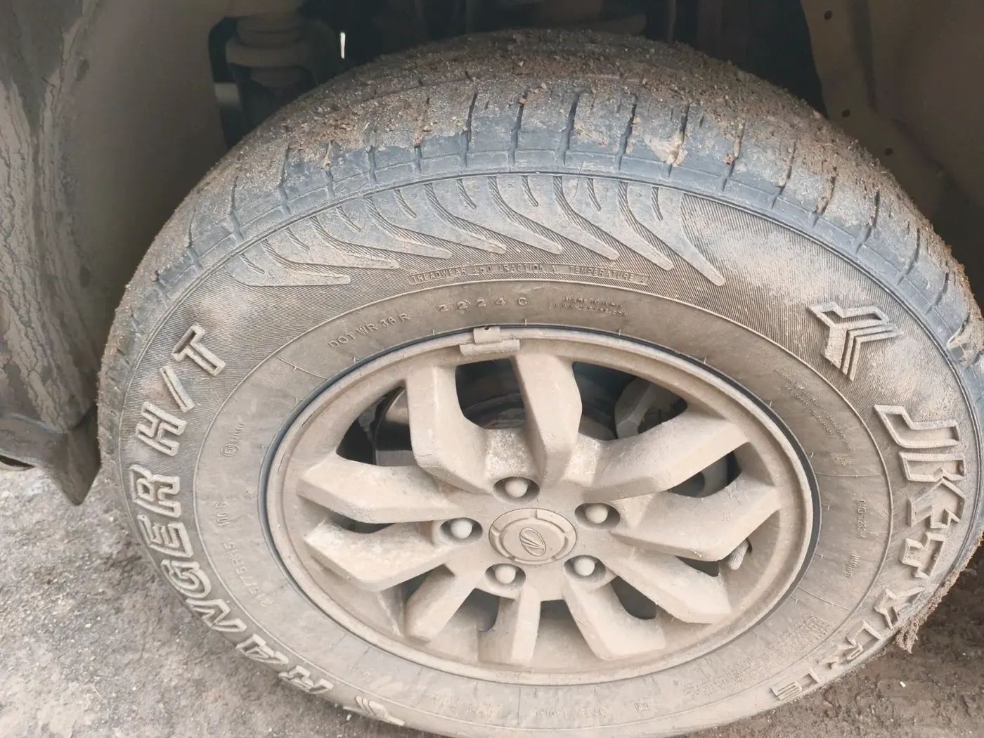 2016 Mahindra TUV300 T8, Diesel, Manual, 2,85,670 km, tyre