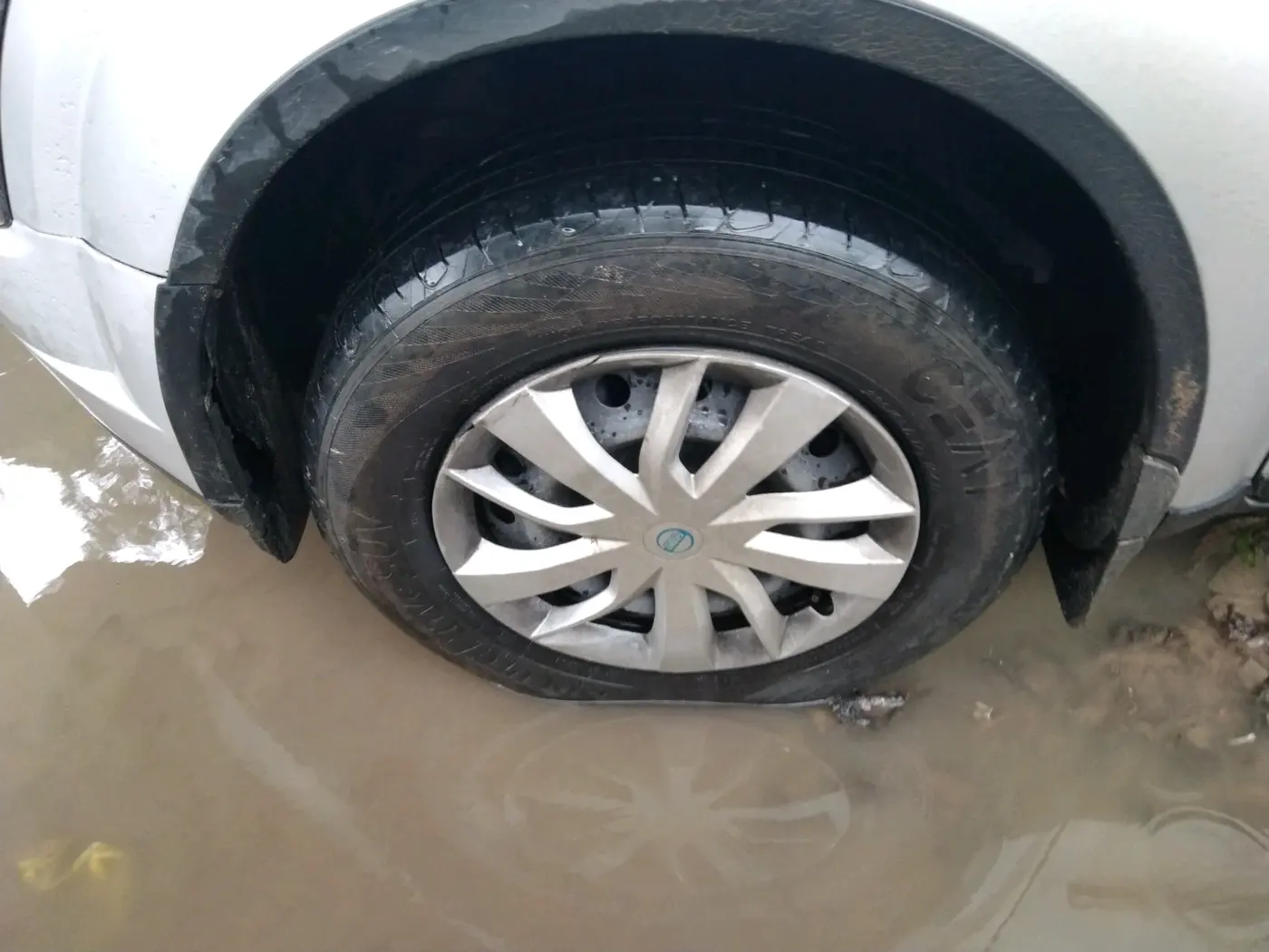 2016 Mahindra XUV500 W6 1.99, Diesel, Manual, 91,228 km, tyre