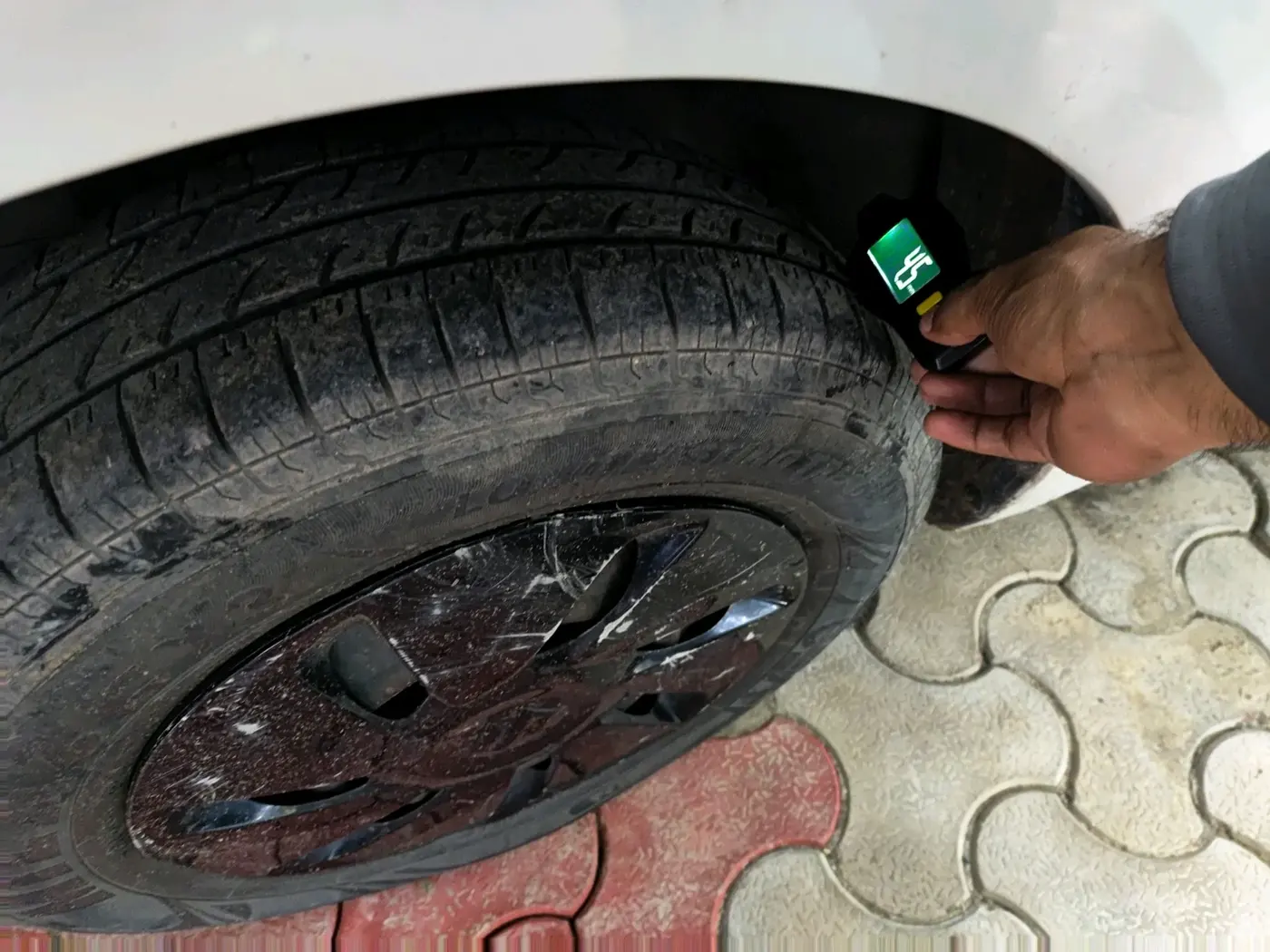 2014 Maruti Swift VXI, CNG, Manual, 1,01,345 km, tyre