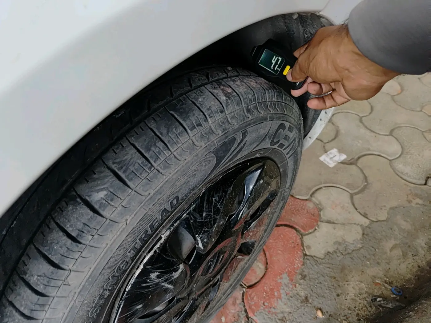 2014 Maruti Swift VXI, CNG, Manual, 1,01,345 km, tyre