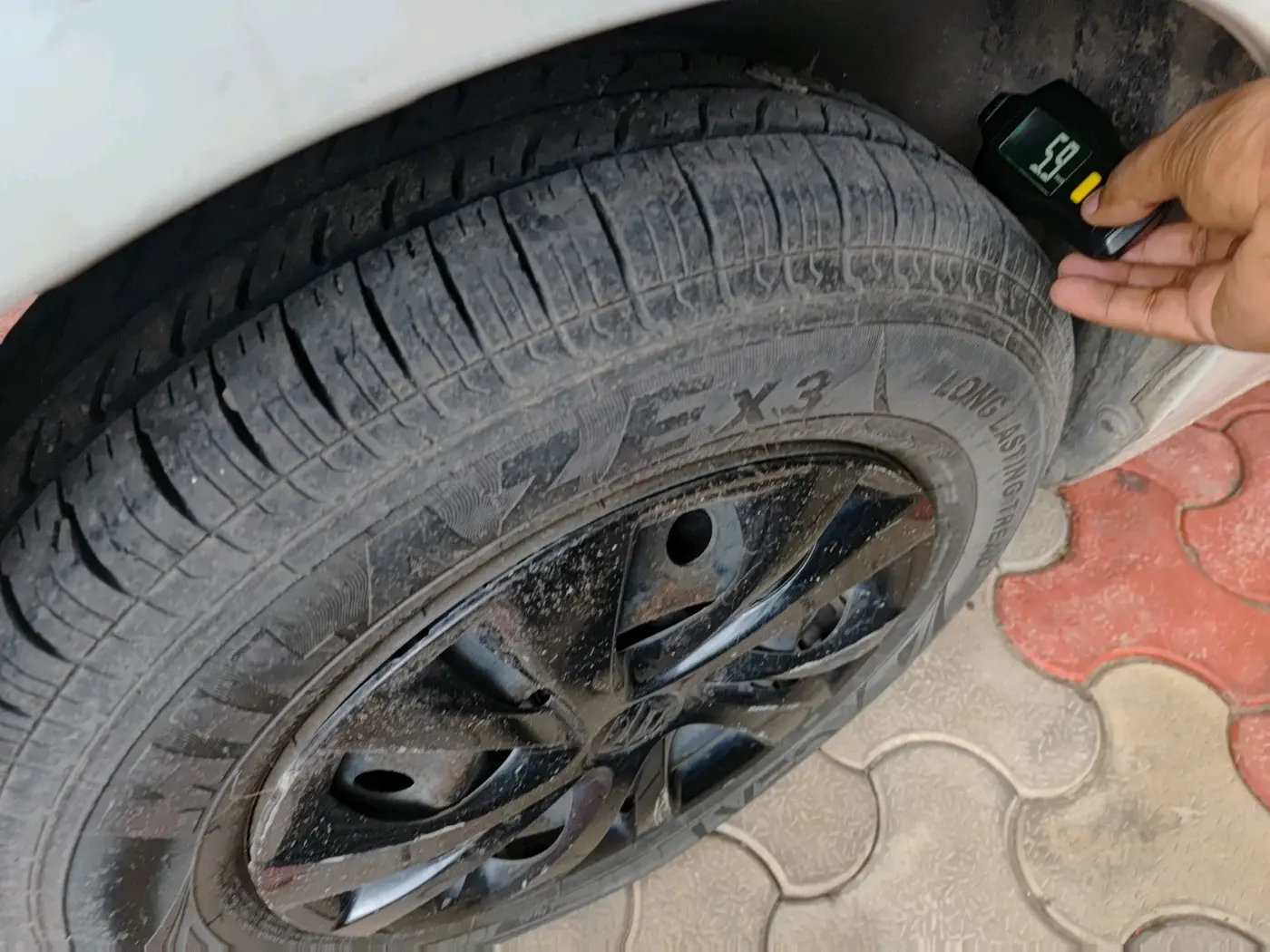 2014 Maruti Swift VXI, CNG, Manual, 1,01,345 km, tyre