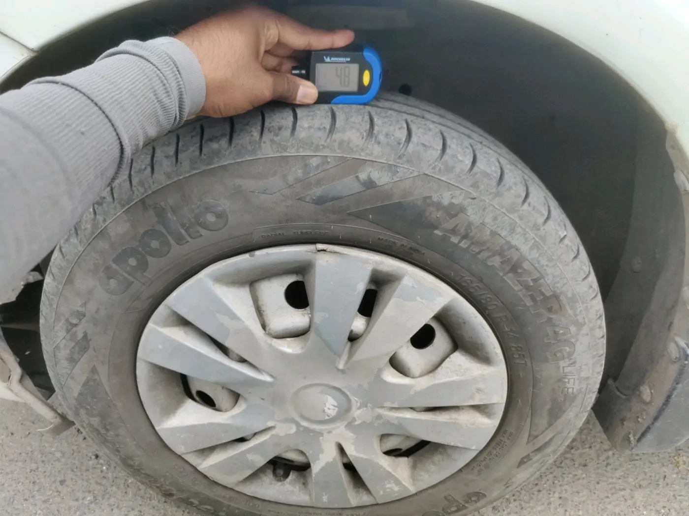 2011 Maruti Swift LXI, CNG, Manual, 1,06,393 km, tyre