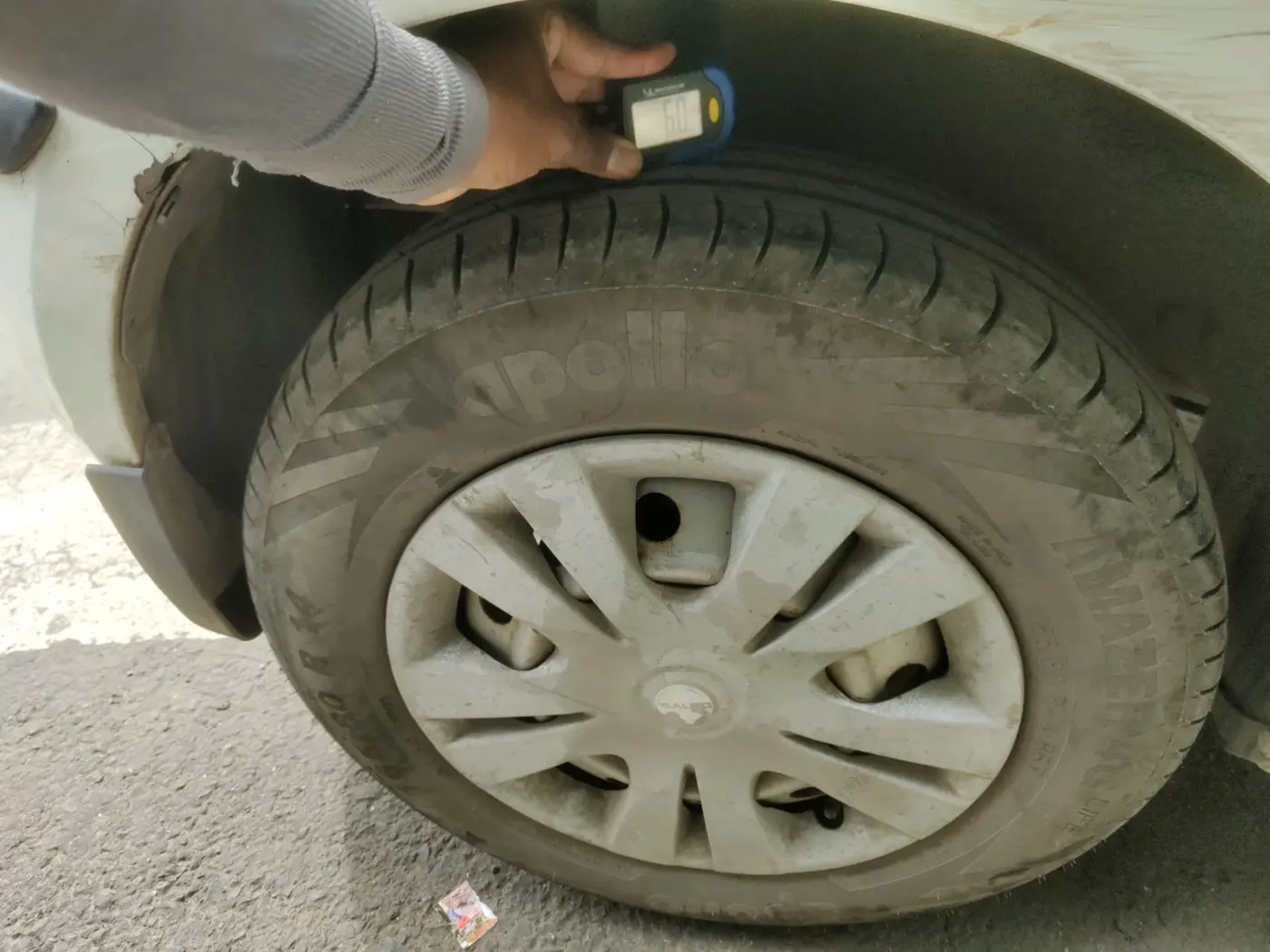 2011 Maruti Swift LXI, CNG, Manual, 1,06,393 km, tyre