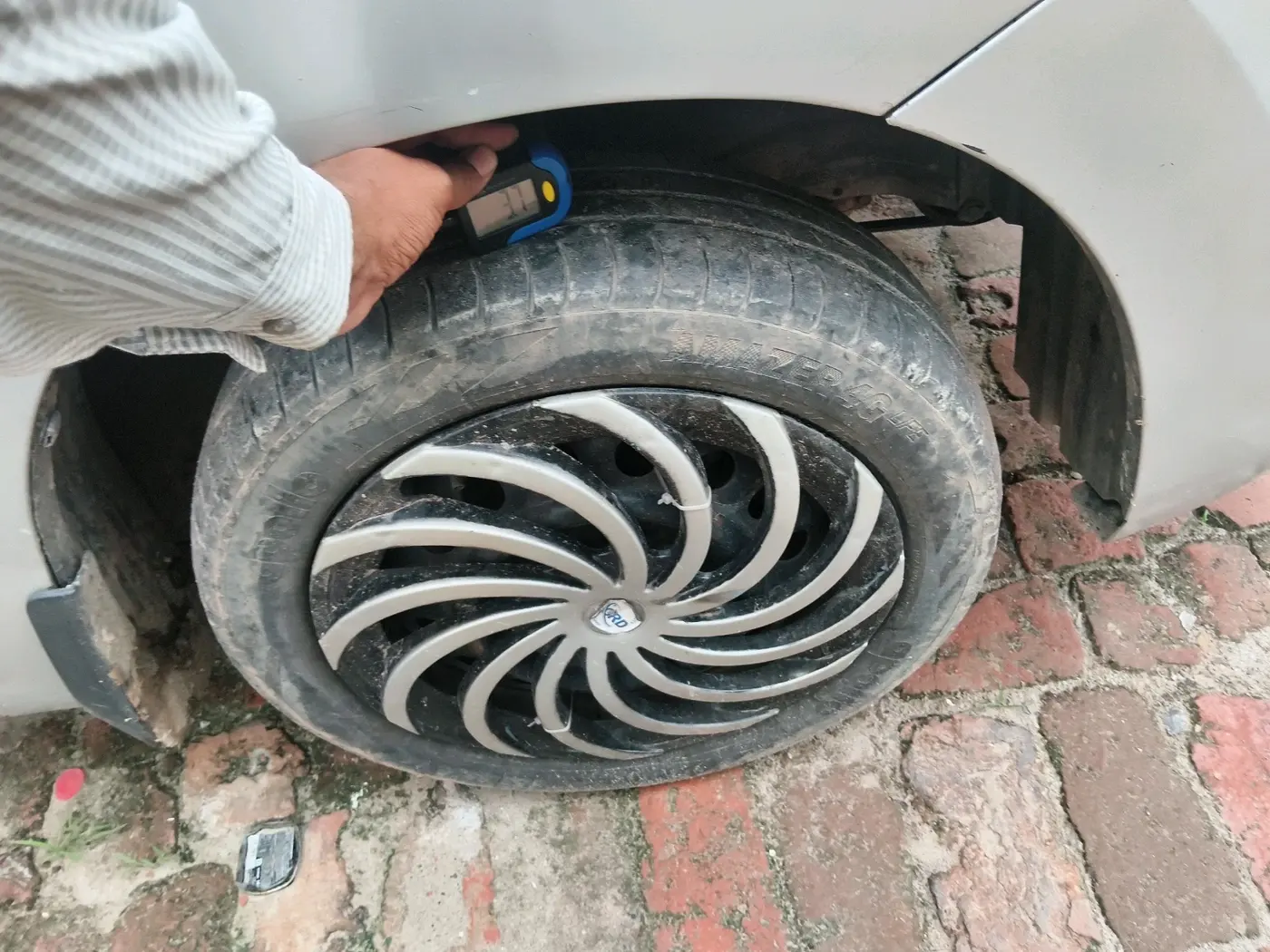 2015 Maruti Wagon R 1.0 VXI, CNG, Manual, 1,36,931 km, tyre