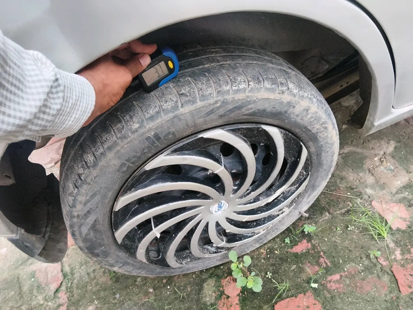 2015 Maruti Wagon R 1.0 VXI, CNG, Manual, 1,36,931 km, tyre