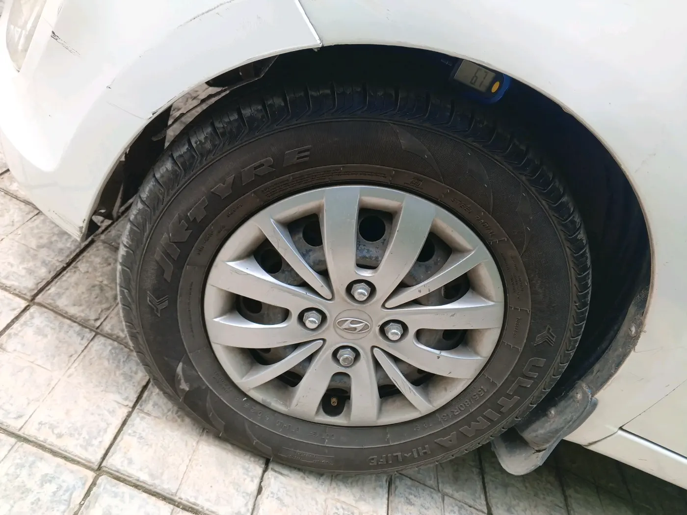 2015 Hyundai i10 SPORTZ 1.1, CNG, Manual, 1,05,168 km, tyre