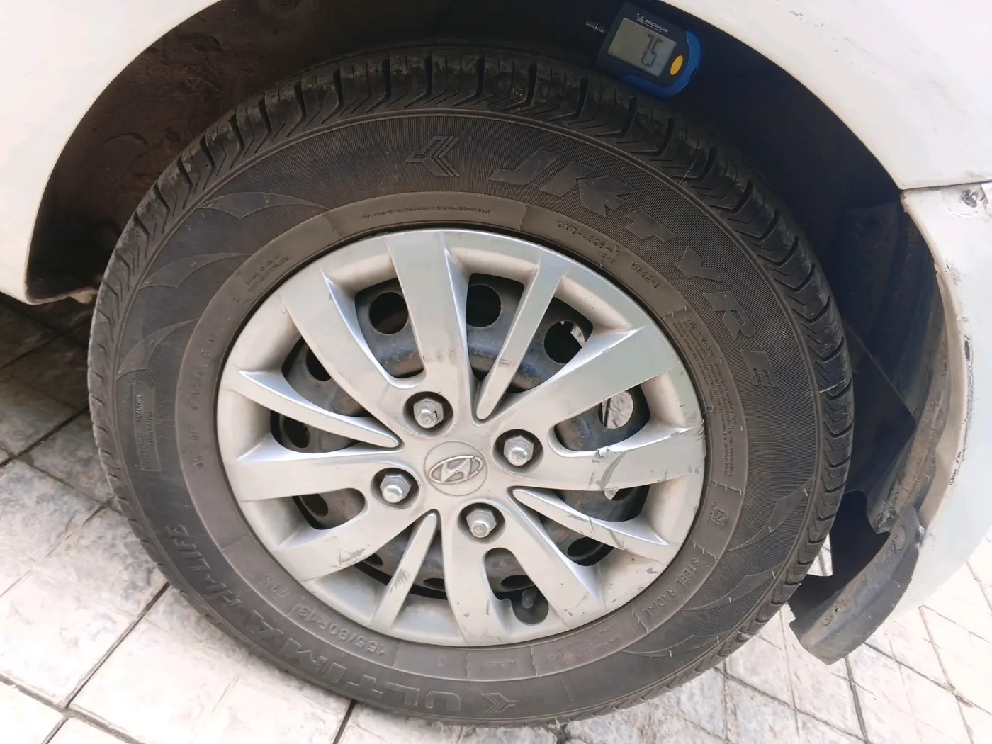 2015 Hyundai i10 SPORTZ 1.1, CNG, Manual, 1,05,168 km, tyre
