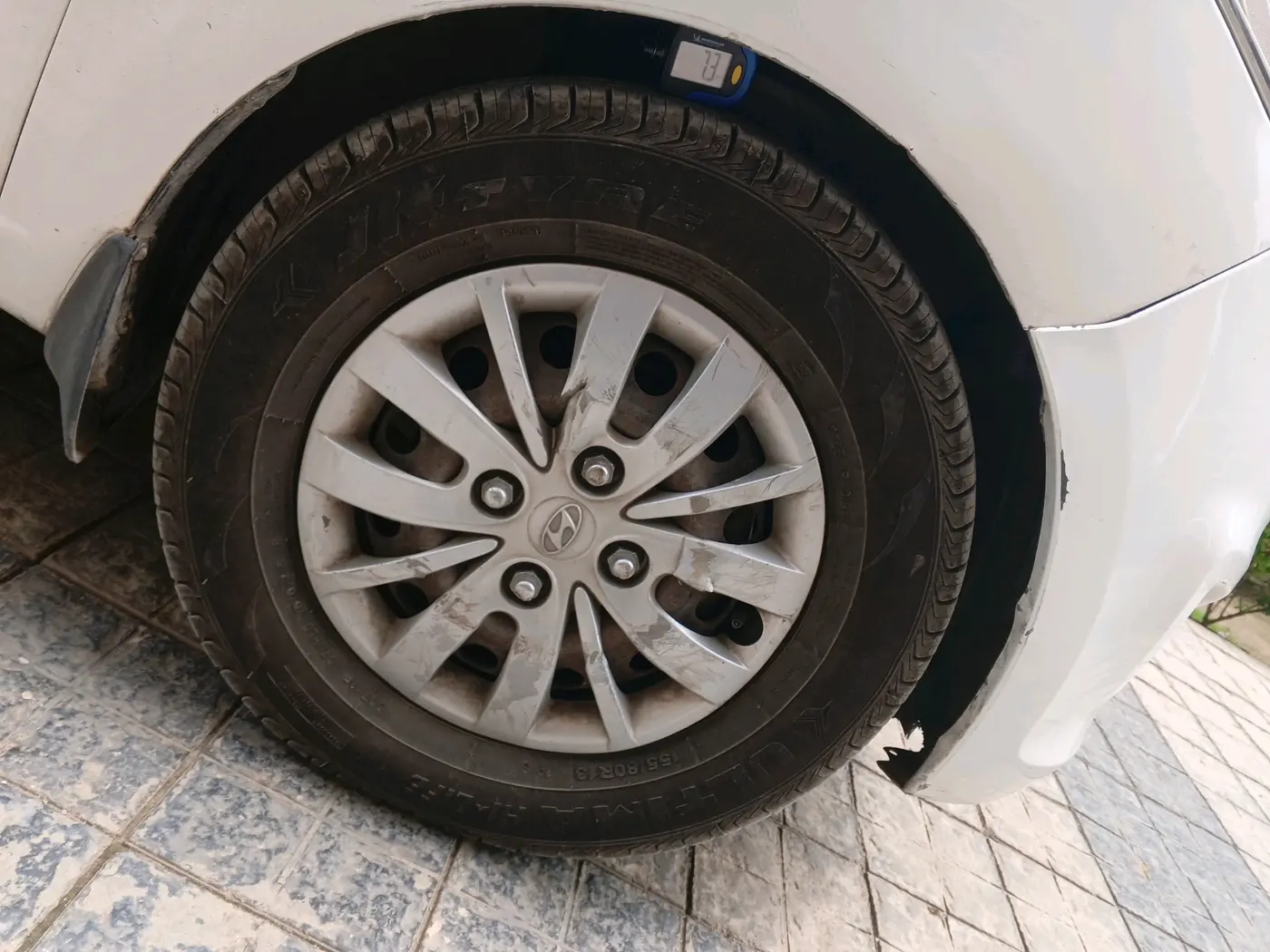 2015 Hyundai i10 SPORTZ 1.1, CNG, Manual, 1,05,168 km, tyre