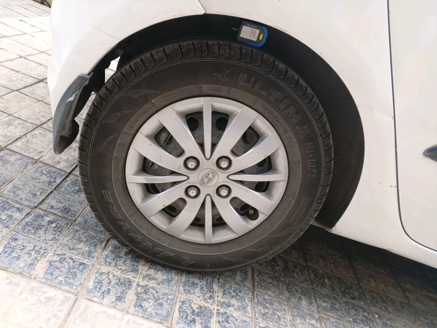 2015 Hyundai i10 SPORTZ 1.1, CNG, Manual, 1,05,168 km, tyre