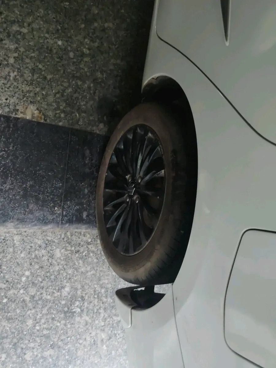 2021 Maruti Ciaz ALPHA  AT 1.5 SHVS PETROL, Petrol, Automatic, 1,13,730 km, tyre