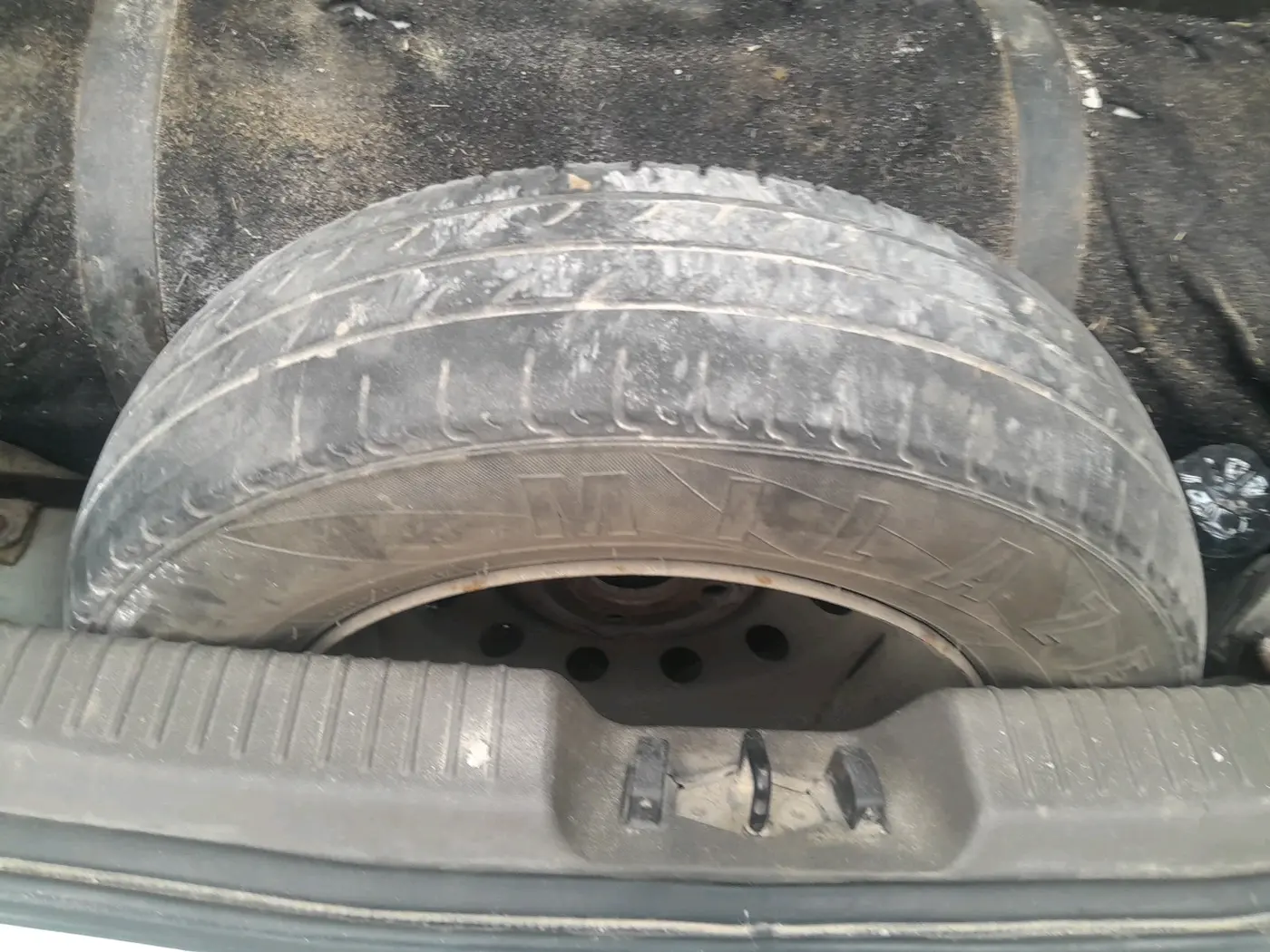 2011 Hyundai i10 ERA 1.1, CNG, Manual, 1,23,496 km, tyre
