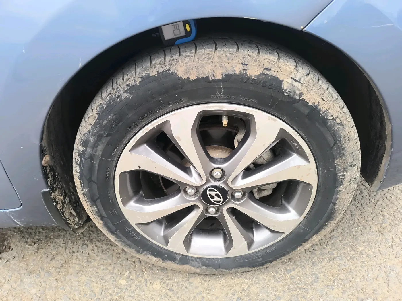2015 Hyundai Xcent SX 1.2 (O), Petrol, Manual, 1,00,466 km, tyre