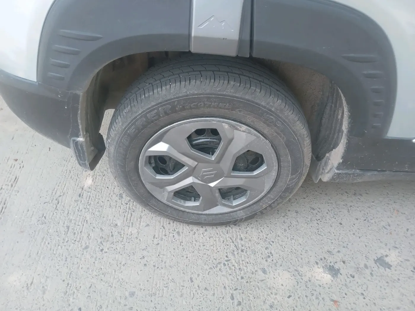 2025 Maruti BREZZA VXI, Petrol, Manual, 4,235 km, tyre