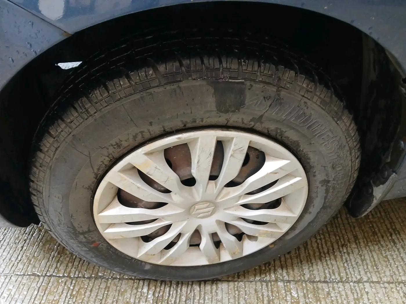 2017 Maruti Dzire VXI, Petrol, Manual, 84,402 km, tyre