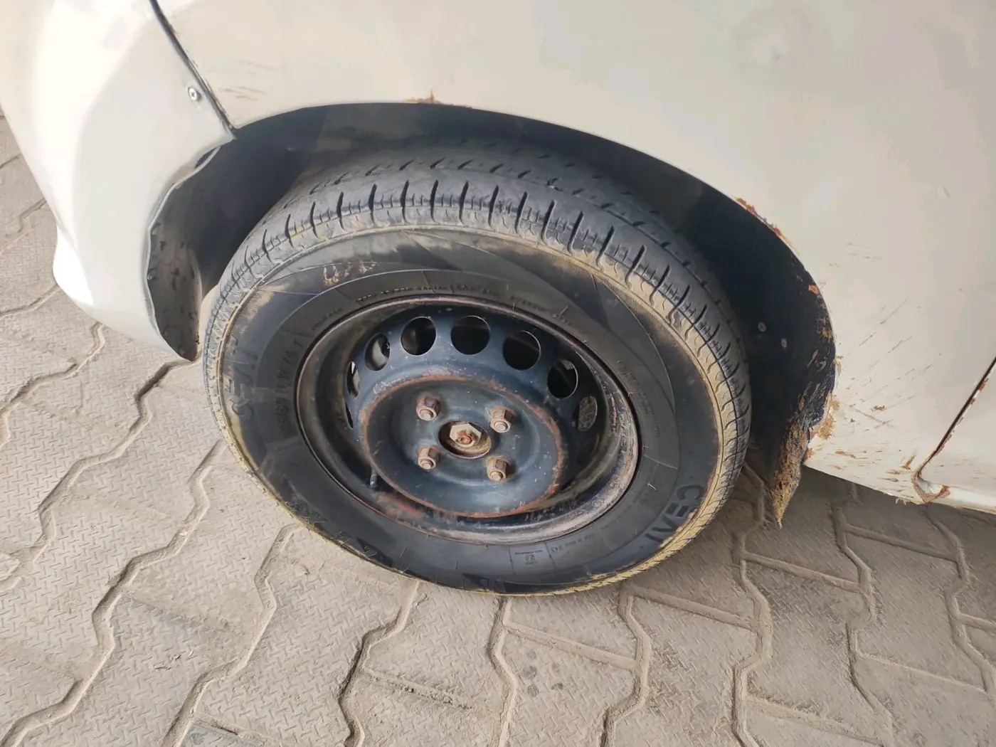 2015 Maruti Alto 800 VXI, Petrol, Manual, 2,00,752 km, tyre