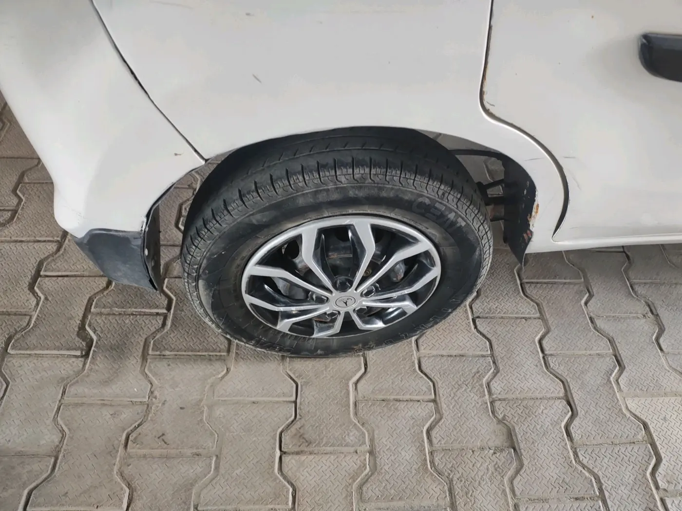 2015 Maruti Alto 800 VXI, Petrol, Manual, 2,00,752 km, tyre