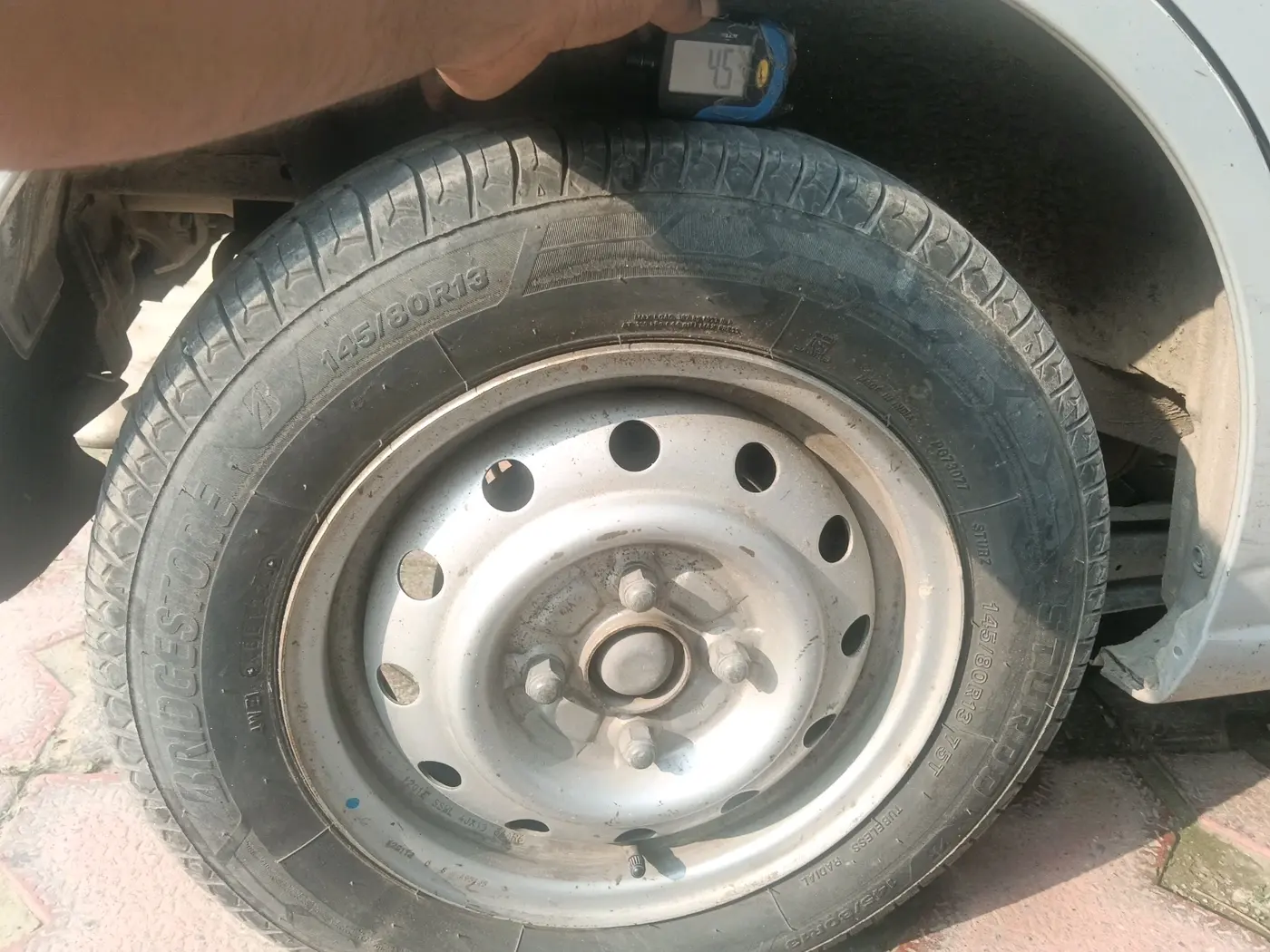 2012 Maruti Wagon R 1.0 LXI, CNG, Manual, 82,466 km, tyre