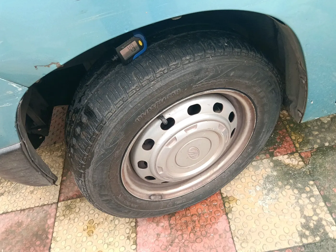 2016 Mahindra Kuv100 K2 6 STR, Petrol, Manual, tyre