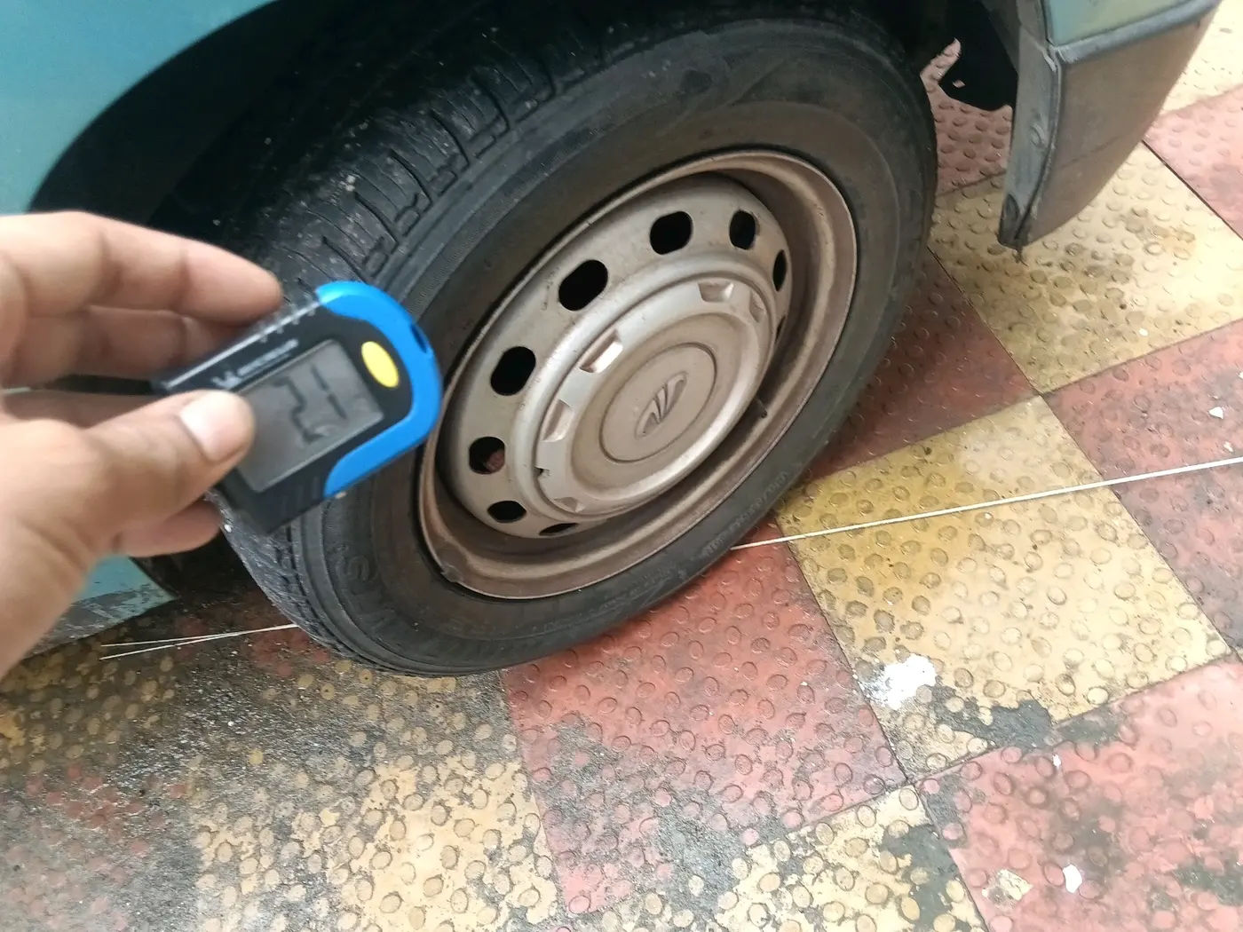 2016 Mahindra Kuv100 K2 6 STR, Petrol, Manual, tyre