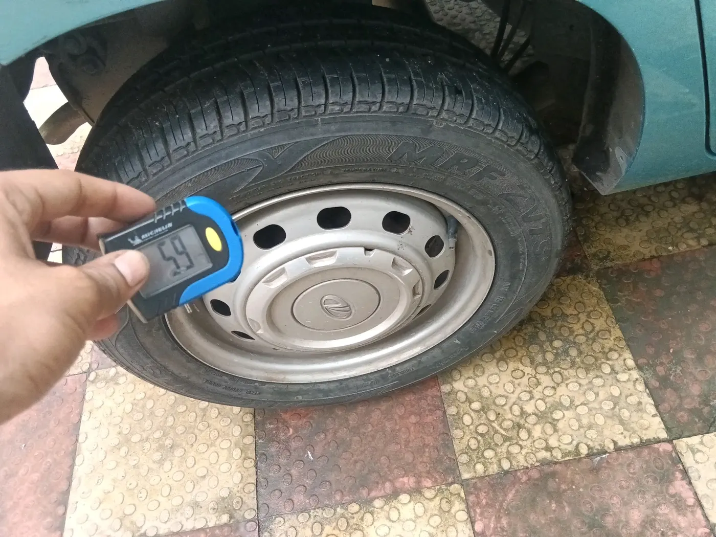 2016 Mahindra Kuv100 K2 6 STR, Petrol, Manual, tyre