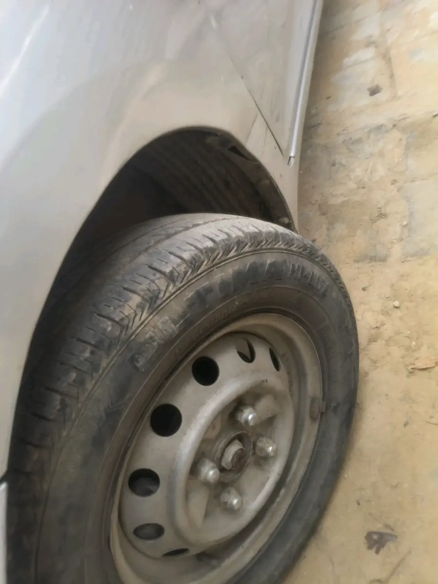 2014 Hyundai Eon ERA +, Petrol, Manual, 63,480 km, tyre