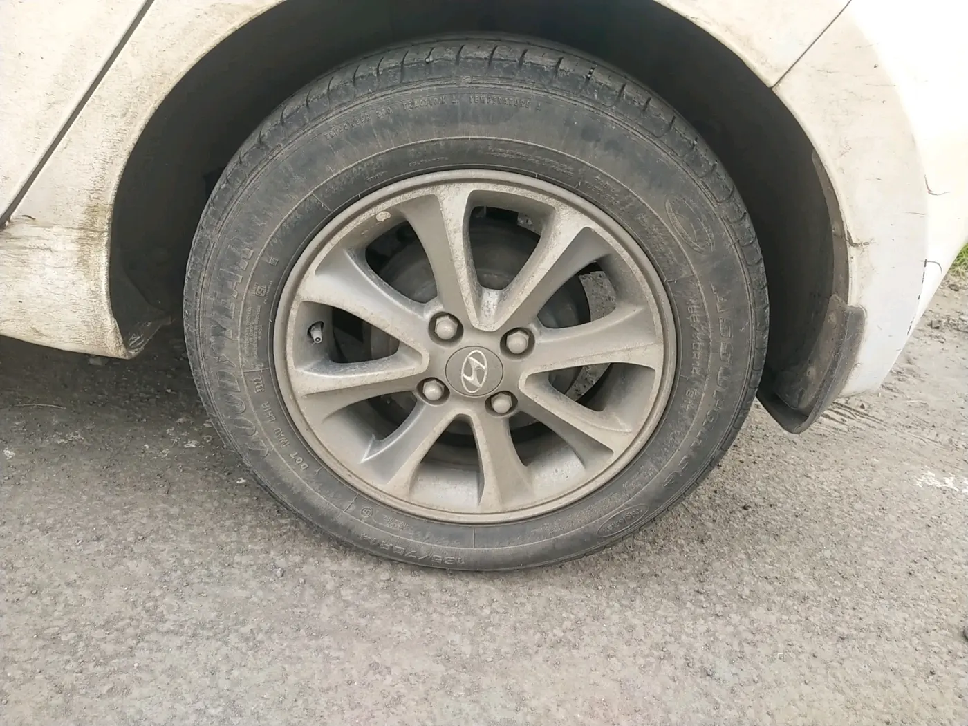 2014 Hyundai Grand i10 ASTA (O) 1.2 KAPPA VTVT, Petrol, Manual, 1,22,676 km, tyre