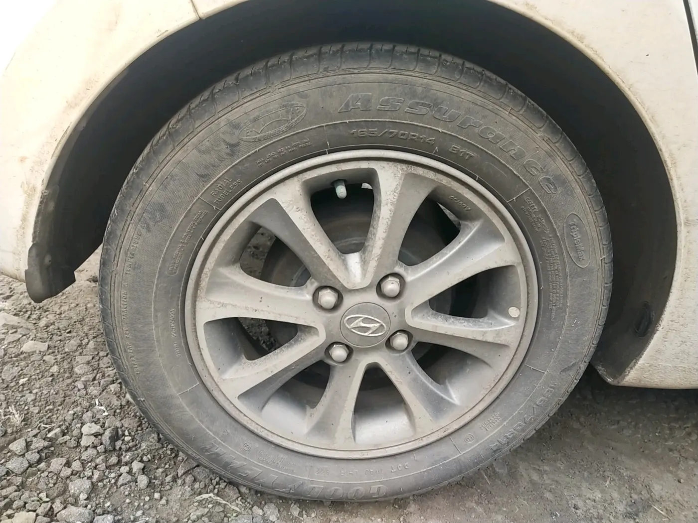 2014 Hyundai Grand i10 ASTA (O) 1.2 KAPPA VTVT, Petrol, Manual, 1,22,676 km, tyre