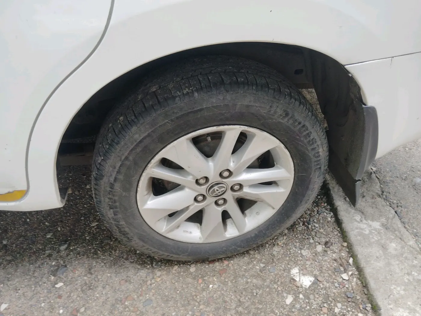 2017 Toyota Innova Crysta 2.4 G 7 STR, Diesel, Manual, 2,53,078 km, tyre