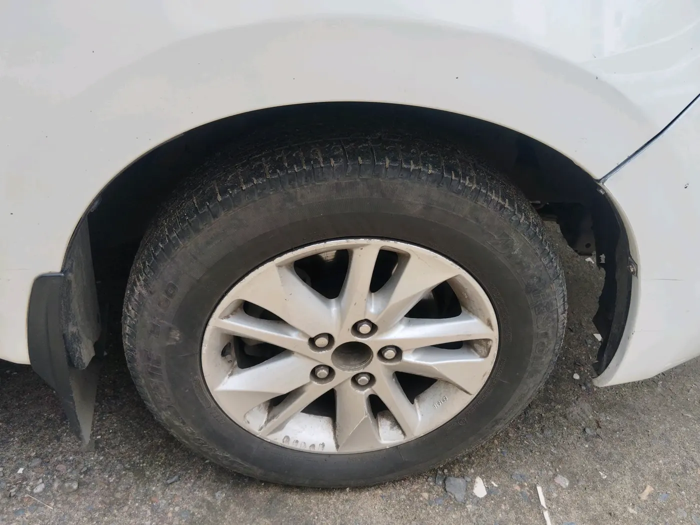 2017 Toyota Innova Crysta 2.4 G 7 STR, Diesel, Manual, 2,53,078 km, tyre