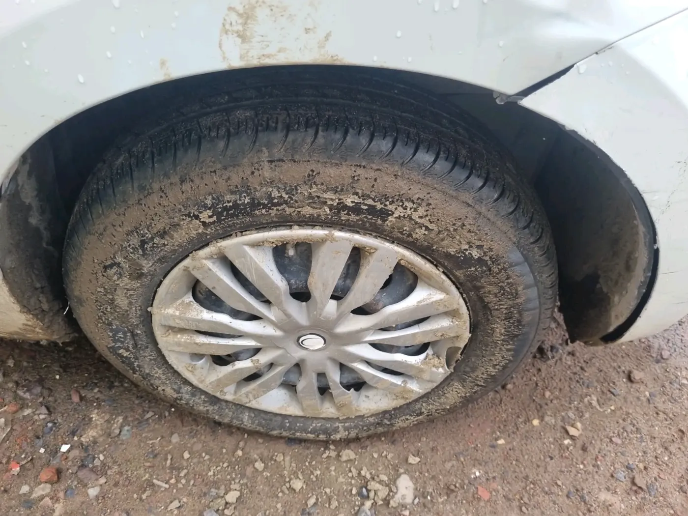 2022 Maruti Swift VXI, Petrol, Manual, 98,100 km, tyre