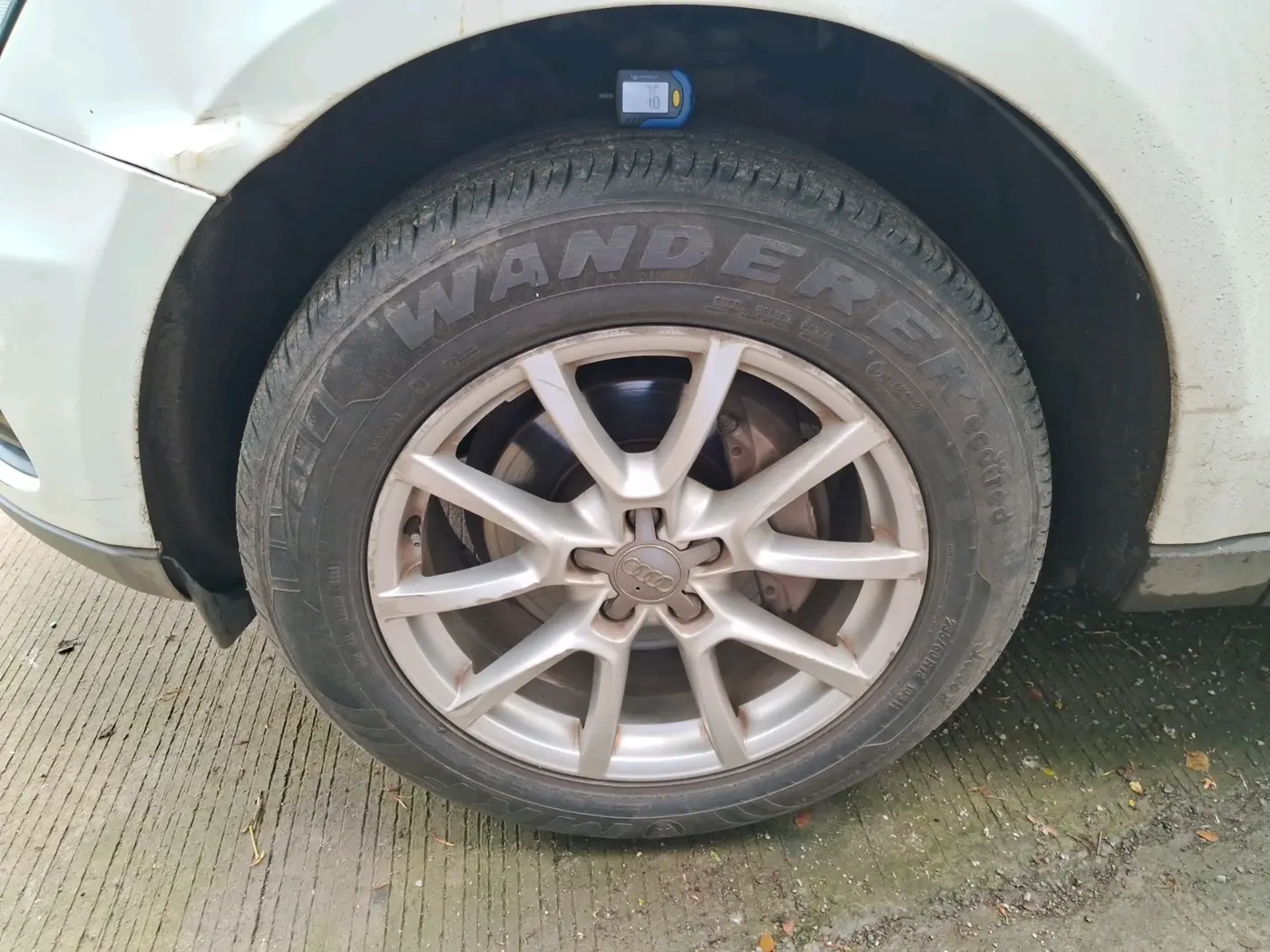 2013 Audi Q5 2.0 TDI QUATTRO, Diesel, Automatic, 1,05,162 km, tyre