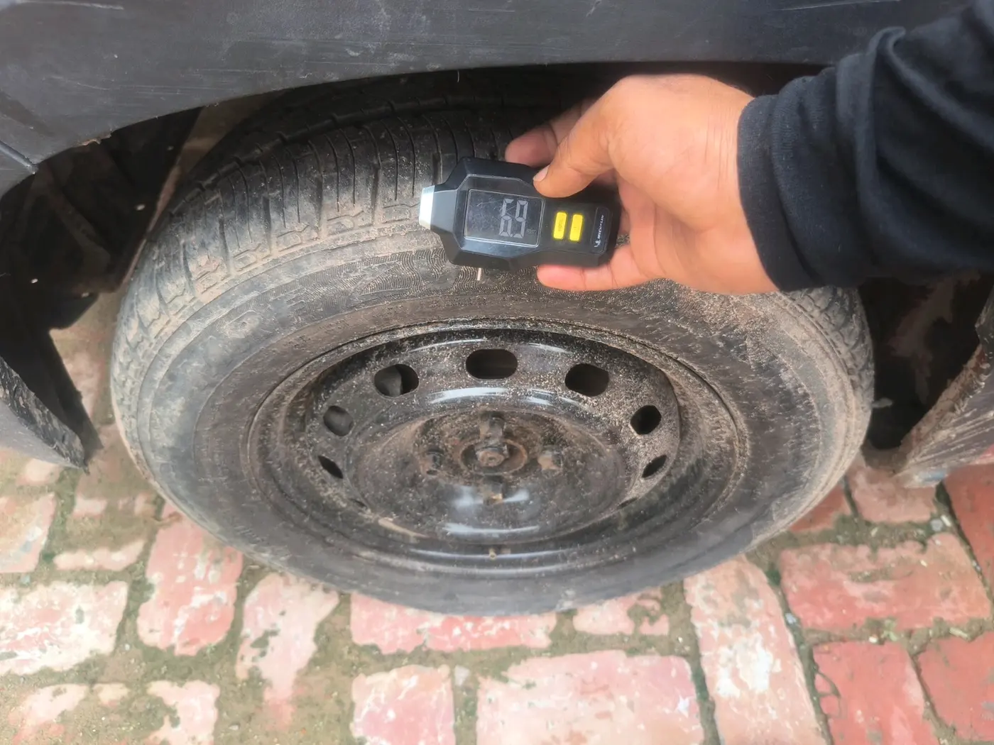 2016 Mahindra Kuv100 K6 6 STR, Petrol, Manual, 50,204 km, tyre