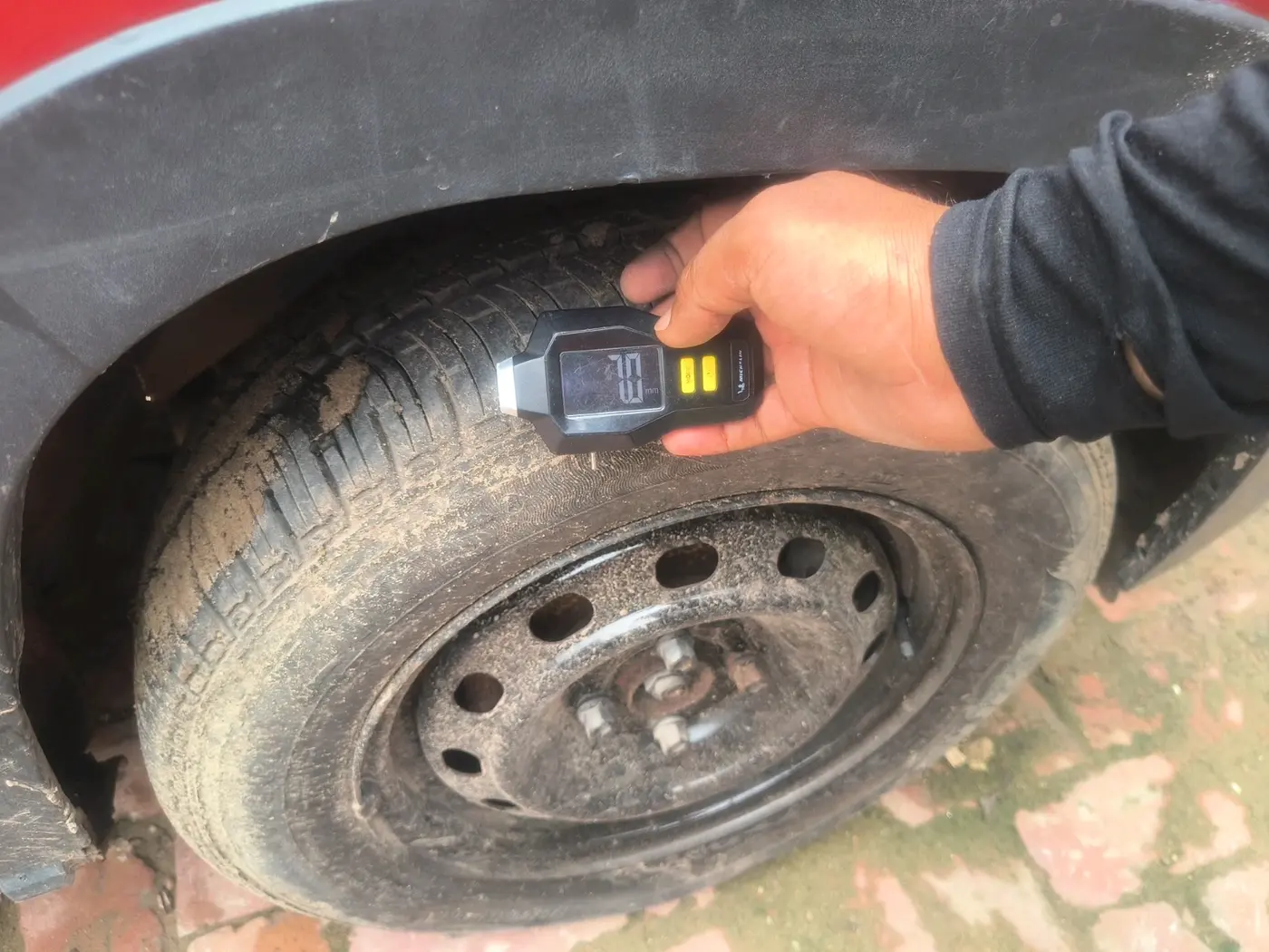 2016 Mahindra Kuv100 K6 6 STR, Petrol, Manual, 50,204 km, tyre