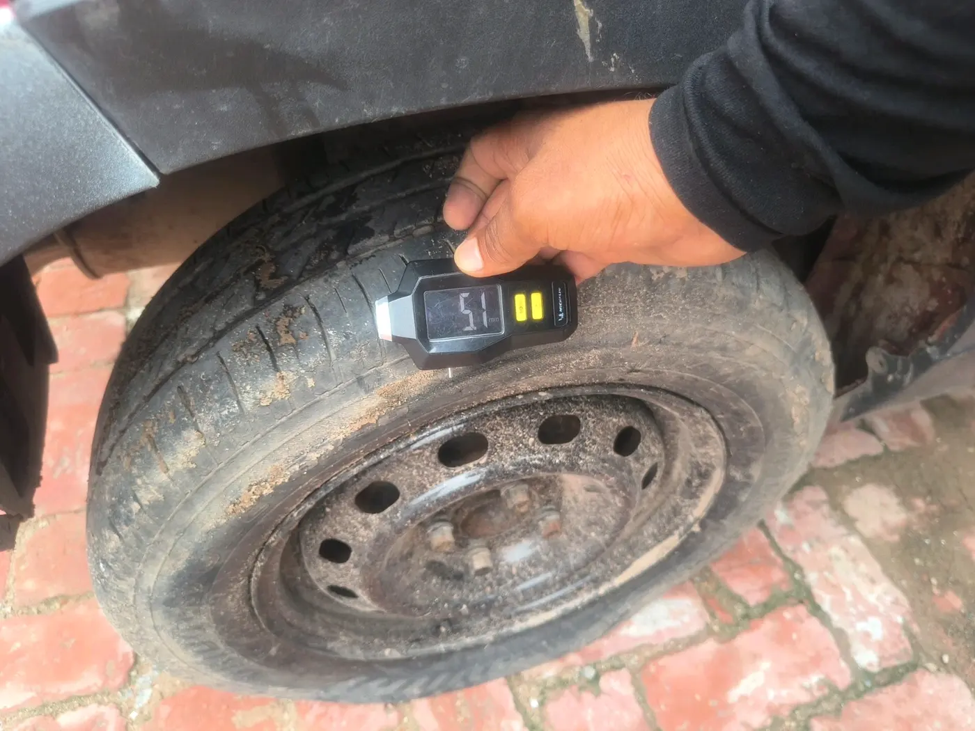 2016 Mahindra Kuv100 K6 6 STR, Petrol, Manual, 50,204 km, tyre