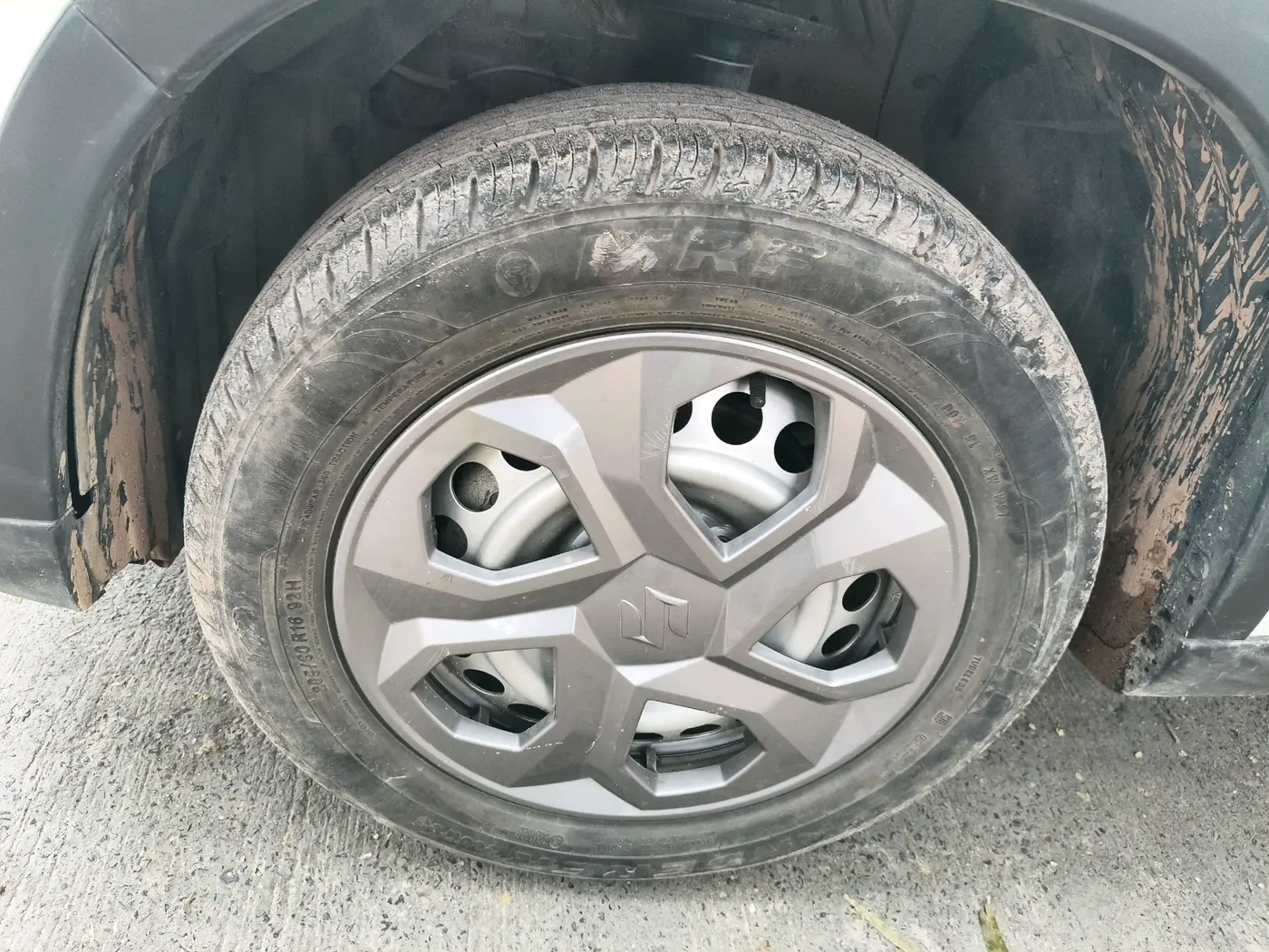 2021 Maruti Vitara Brezza LXI, Petrol, Manual, 26,613 km, tyre