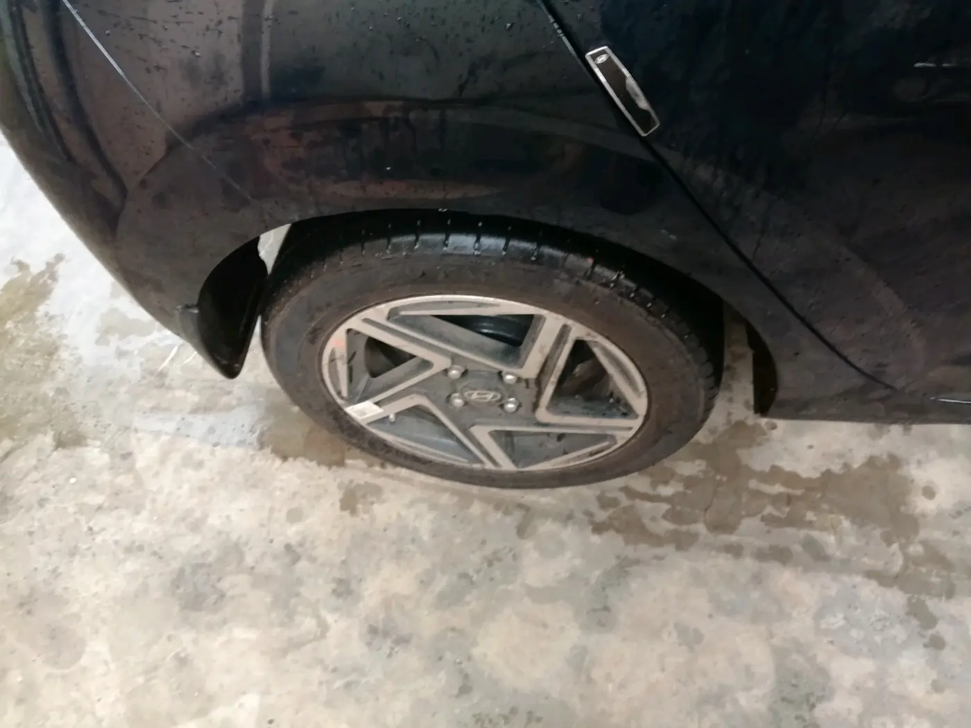 2025 Hyundai GRAND I10 NIOS Sportz (O) 1.2 Kappa AMT, Petrol, Automatic, 2,104 km, tyre